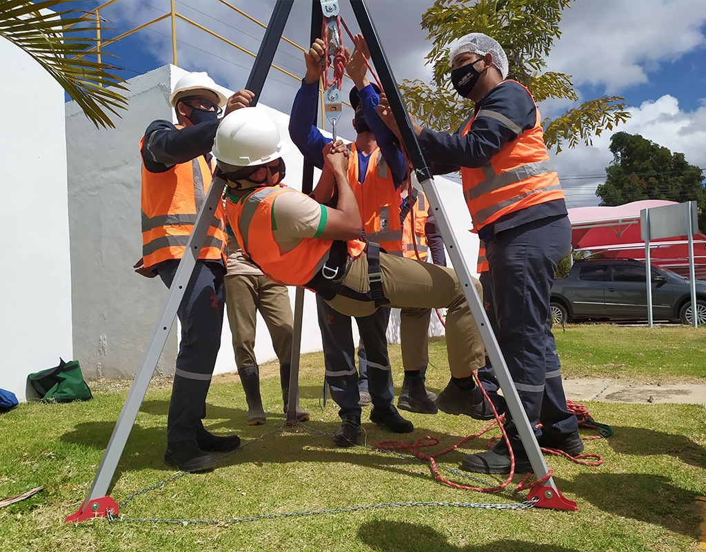 Trabalho em Alturas conforme Normas Regulamentadoras e uso de equipamentos regulamentados.